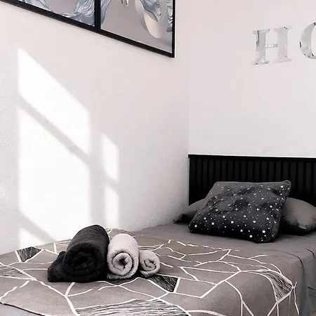 Icon - 1 Min To & Free Garage Apartamento *